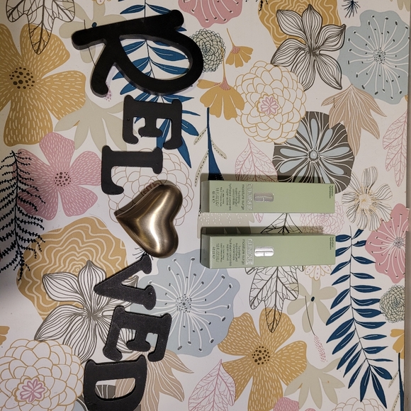 Clinique - Picture 1 of 2